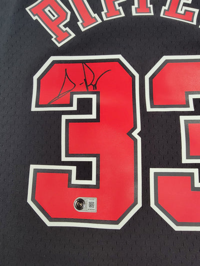Scottie Pippen Autographed Chicago Bulls Black 1997-98 Mitchell & Ness Swingman Jersey Beckett Witnessed